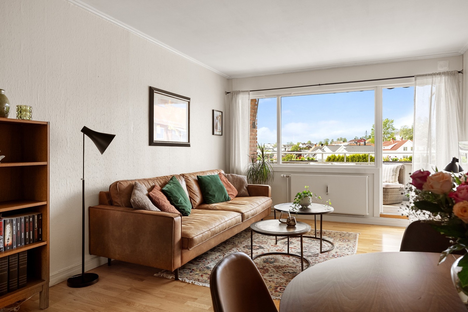 God lysinngang fra store vindusflater. Vinduene ble byttet i 2015. Galleribilde