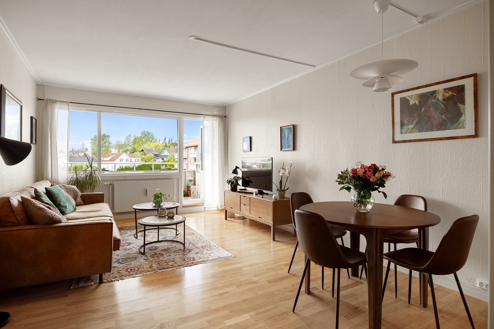 Lys og romslig stue. På gulv er det en flott eikeparkett. Galleribilde