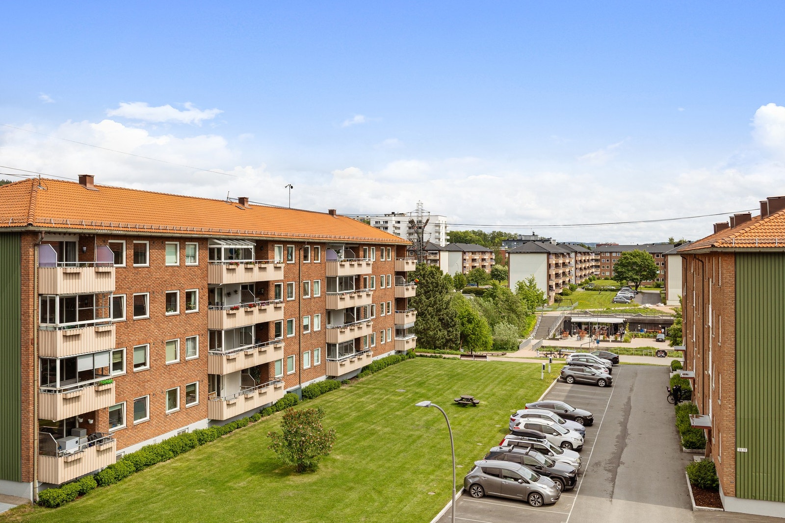 Utsyn over borettslaget fra kjøkkenvinduet. Galleribilde