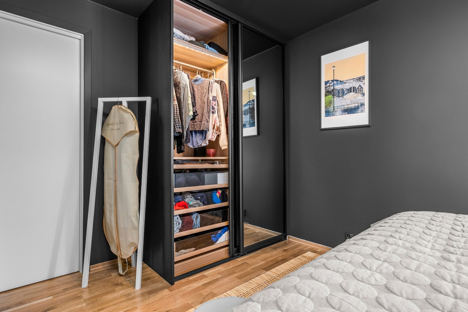 Hovedsoverom med skyvedørsgarderobe og god plass for stor seng og kontorløsning. Galleribilde