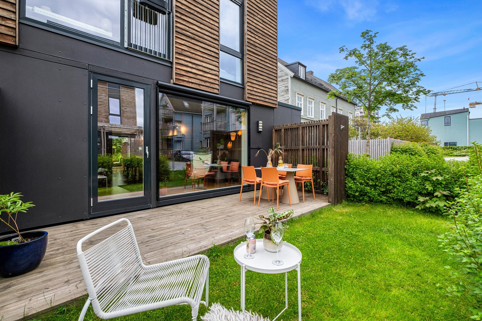 Her har du også en privat terrasse med koselig hageflekk utenfor. Snarvei igjennom hekken for de minste. Galleribilde