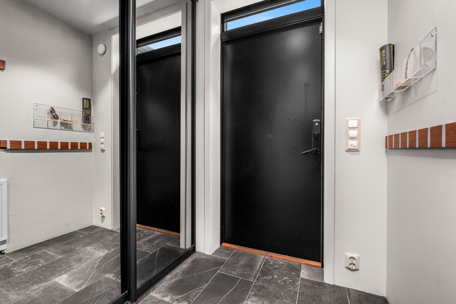 Entré med skyvedørsgarderobe som medfølger salget Galleribilde