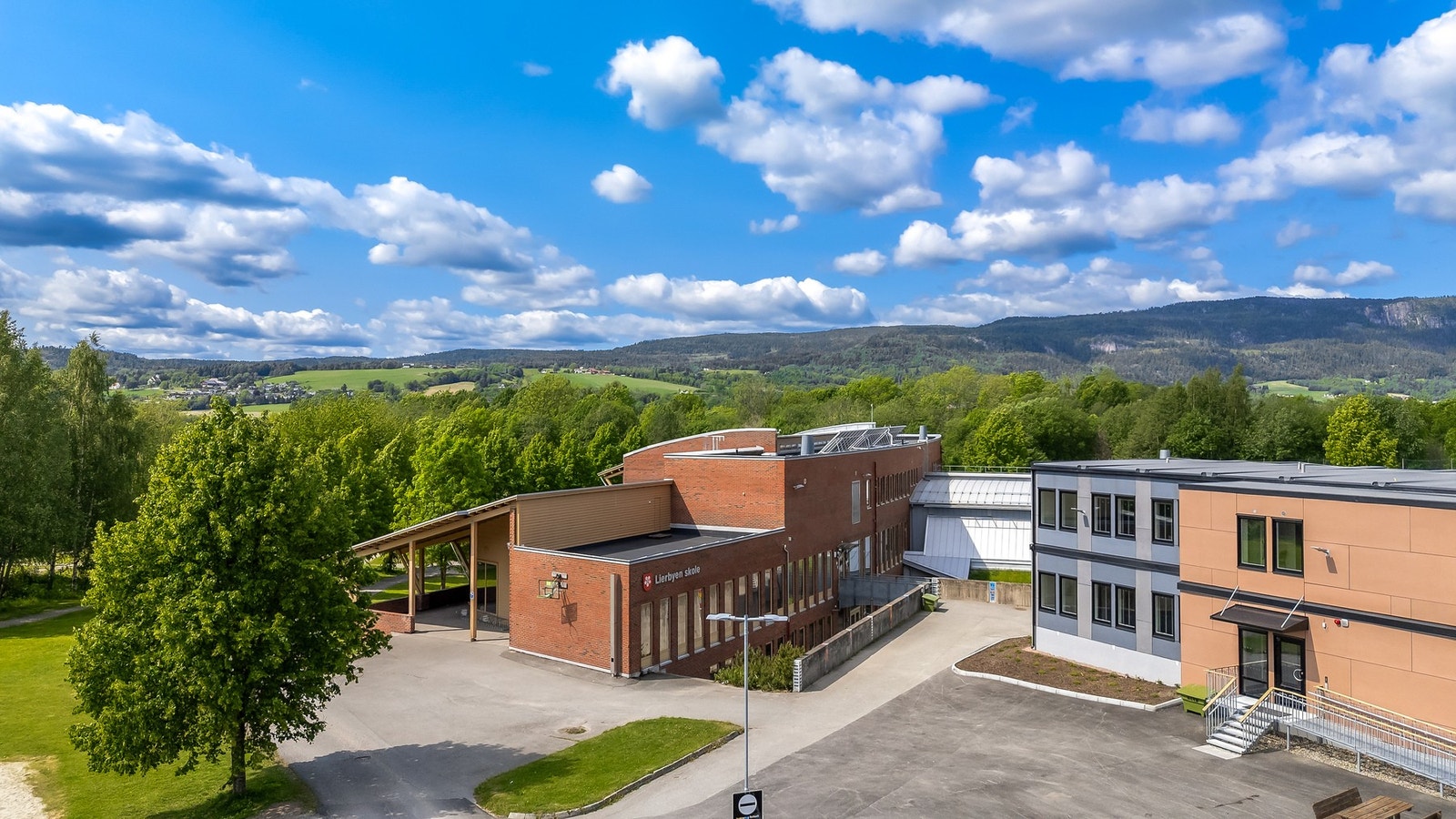 Lierbyen skole - kort vei til både barne- og ungdomsskole Galleribilde