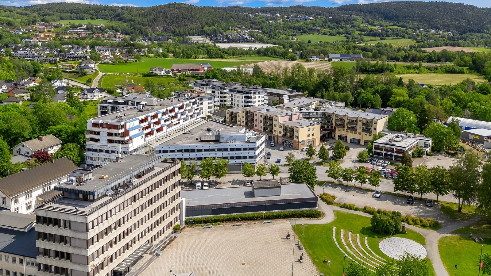 Lierbyen med dagligvare, apotek og spisesteder Galleribilde