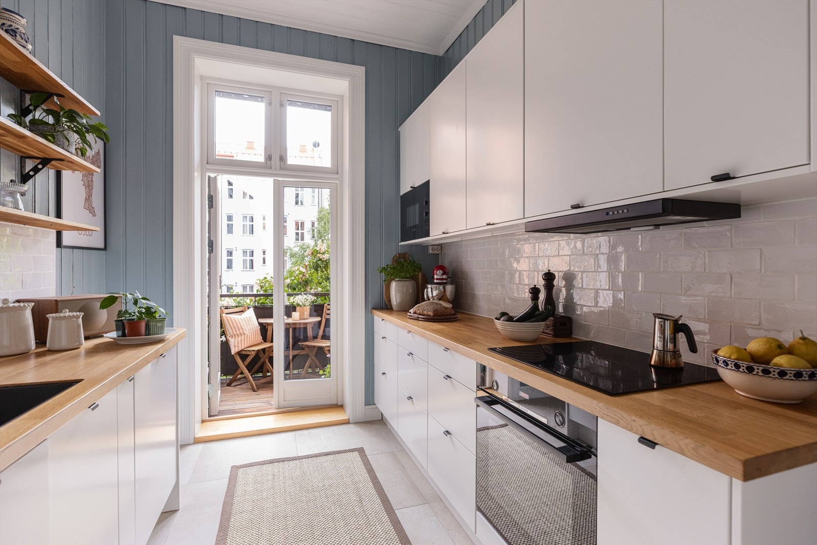 Leiligheten har et sjarmerende, separat kjøkken fra Epoq, satt inn i 2021. Hyggelig utsyn mot balkongen og bakgård. Galleribilde