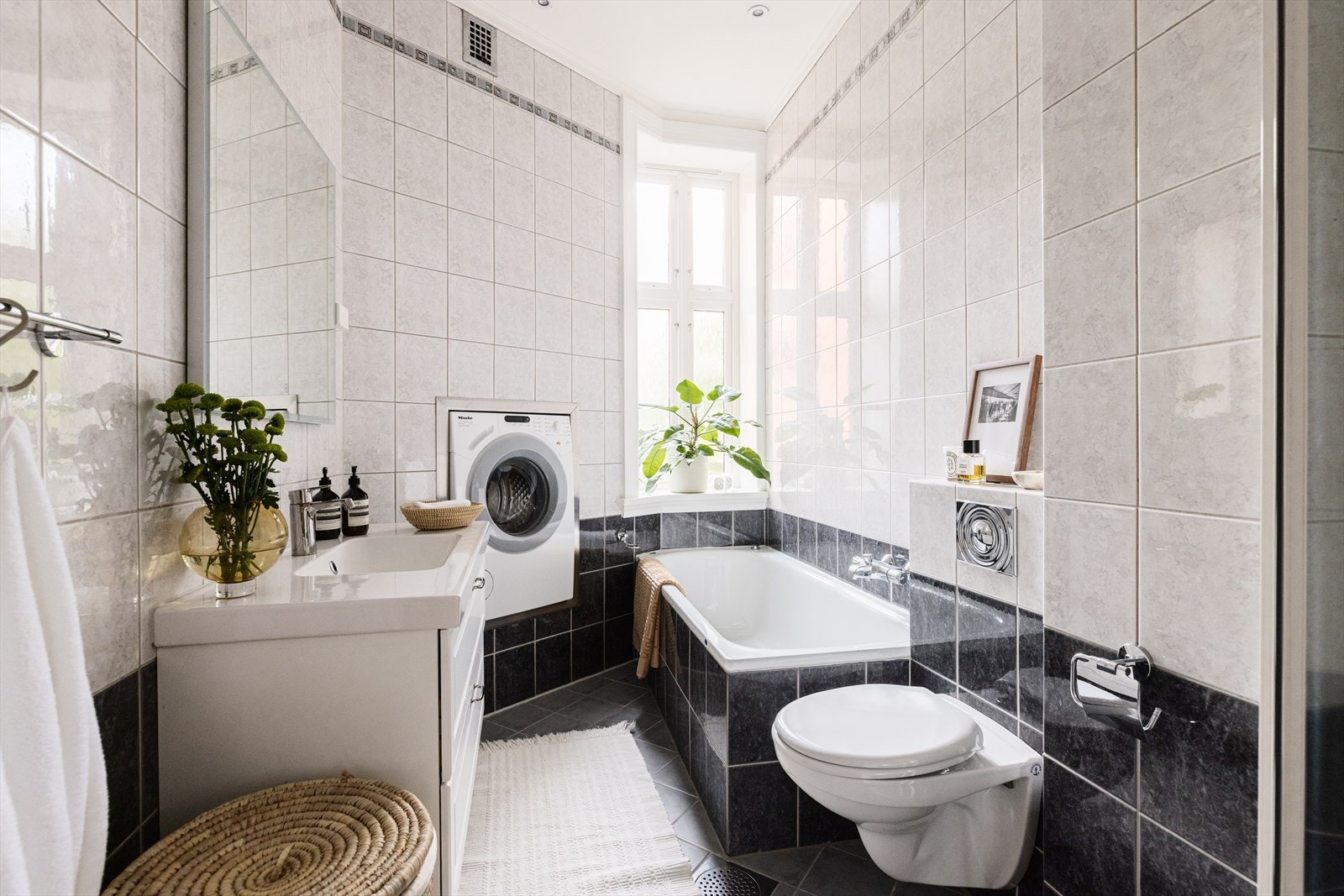 Svært romslig baderom fra ca. 2000 med lyse og delikate fliser. Varmekabler på gulv. Galleribilde