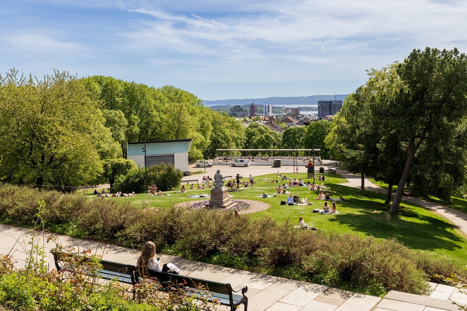 På oversiden av leiligheten finner du St. Hanshaugen park med nydelig utsikt over Oslo, i tillegg til flere rekreasjonsområder med både vannspeil, bekk og konsertområde. Galleribilde