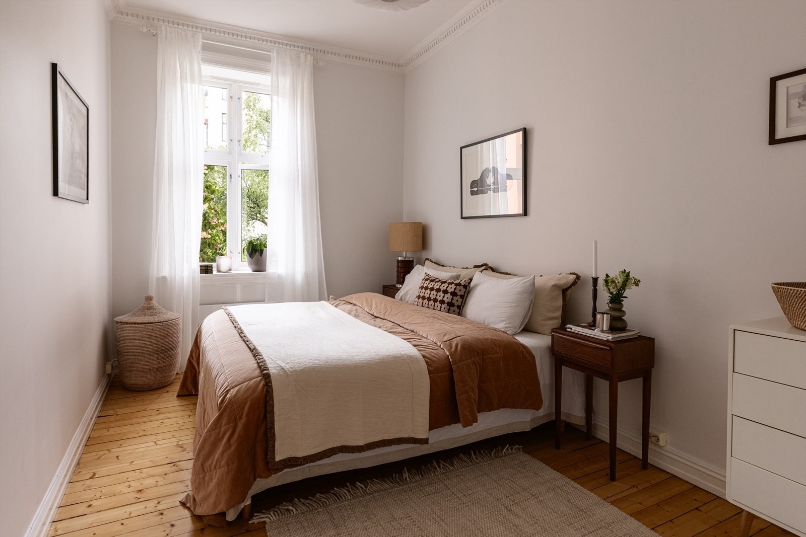 Soverommet er romslig med god plass til dobbeltseng av ønsket størrelse, nattbord på begge sider, garderobeløsning og arbeidsstasjon. Galleribilde