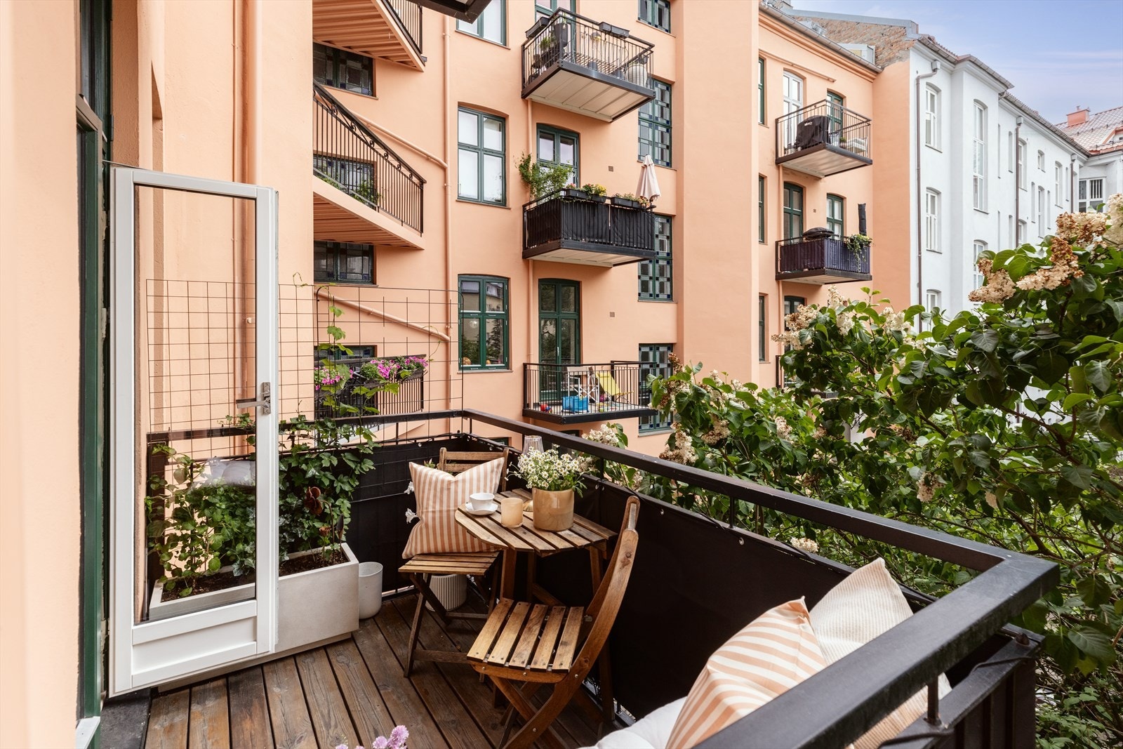 Balkongen er skjermet med gode solforhold, og det er plass til både loungegruppe og lite spisebord. Galleribilde