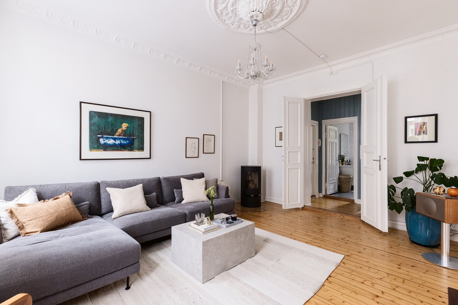 Stuen som i dag brukes som hovedstue åpner opp for flere møbleringsmuligheter uten å sette romfølelsen på spill. Galleribilde