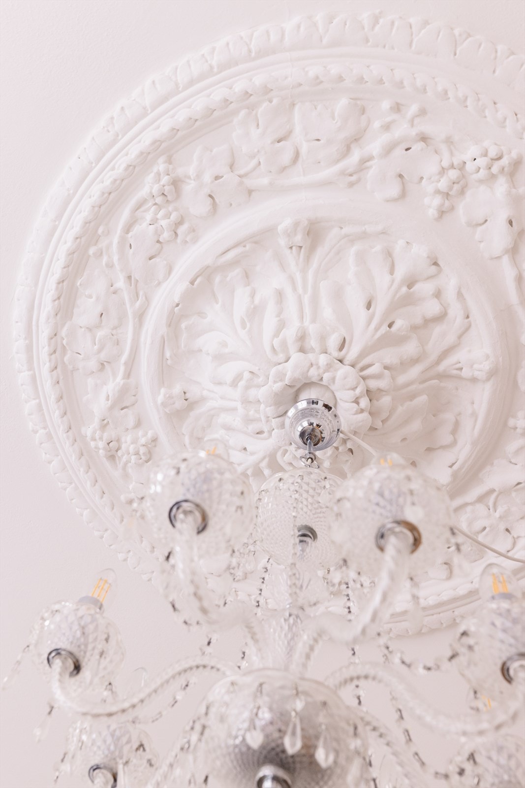 De originale detaljene i leiligheten er godt bevart, og det er stukkatur og rosett i begge stuer og på soverommet. Galleribilde