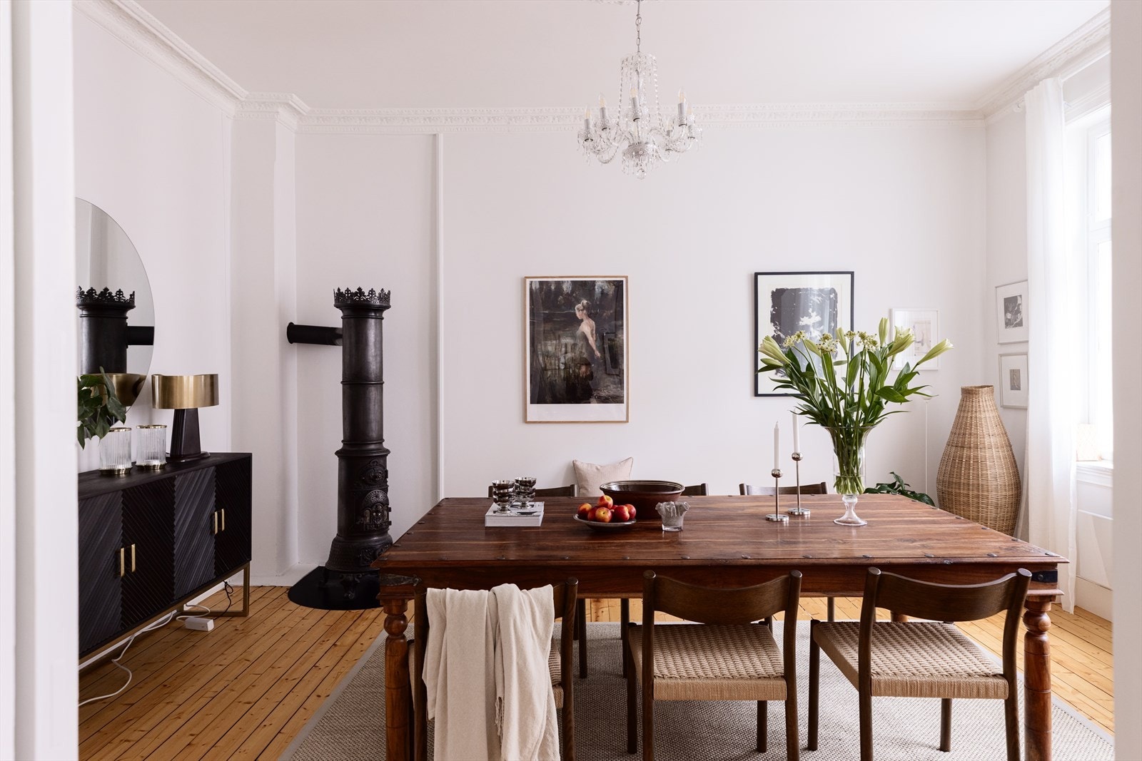 Lys og innbydende spisestue med god plass til stort spisebord og øvrig møblement. Fantastisk koksovn bidrar til hygge på kalde dager! Galleribilde