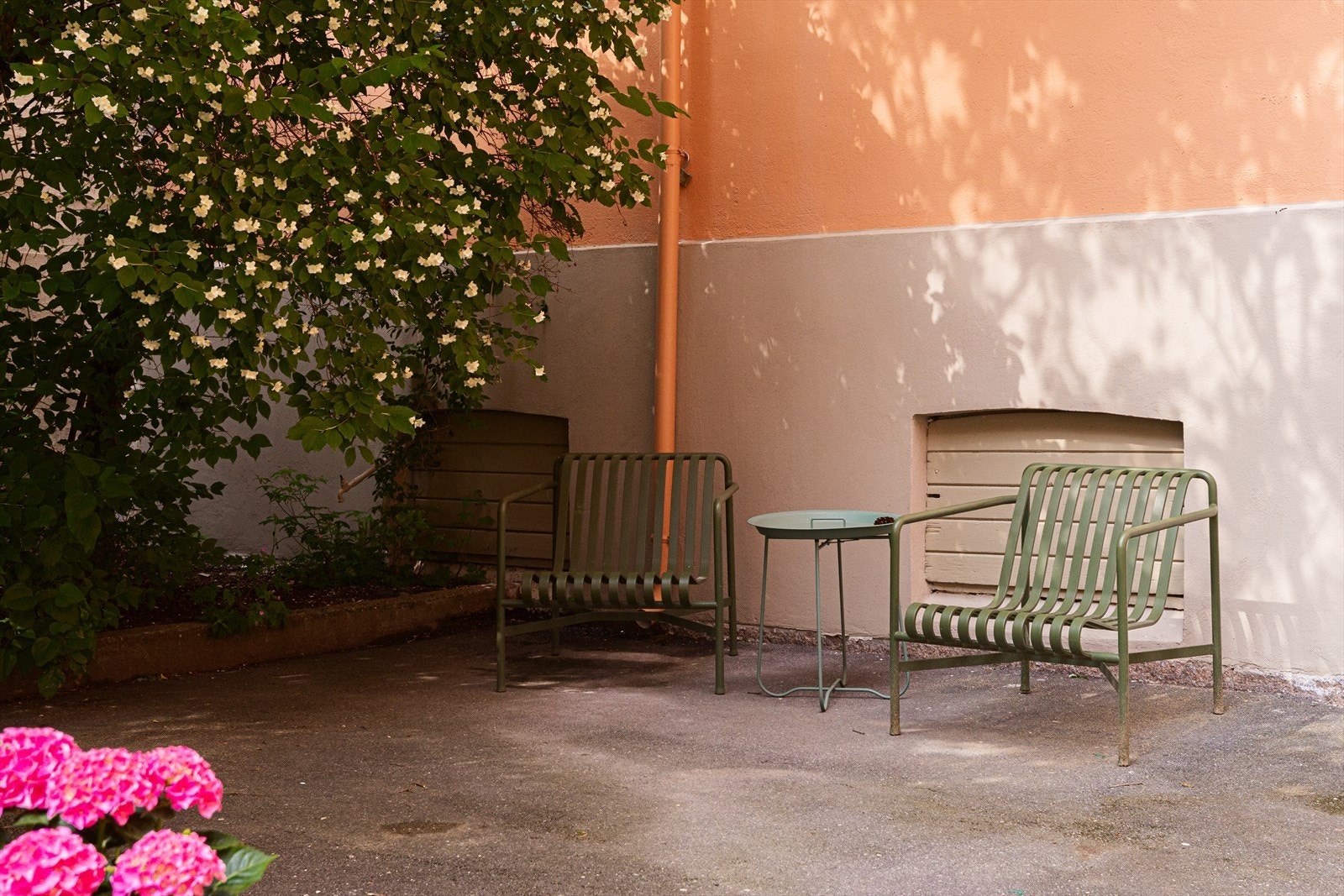 Bakgården er hyggelig med flere sittegrupper og grill, men sameiet har planer om å oppgradere bakgården ytterliggere. Se protokoll fra årsmøte vedlagt i prospektet. Galleribilde