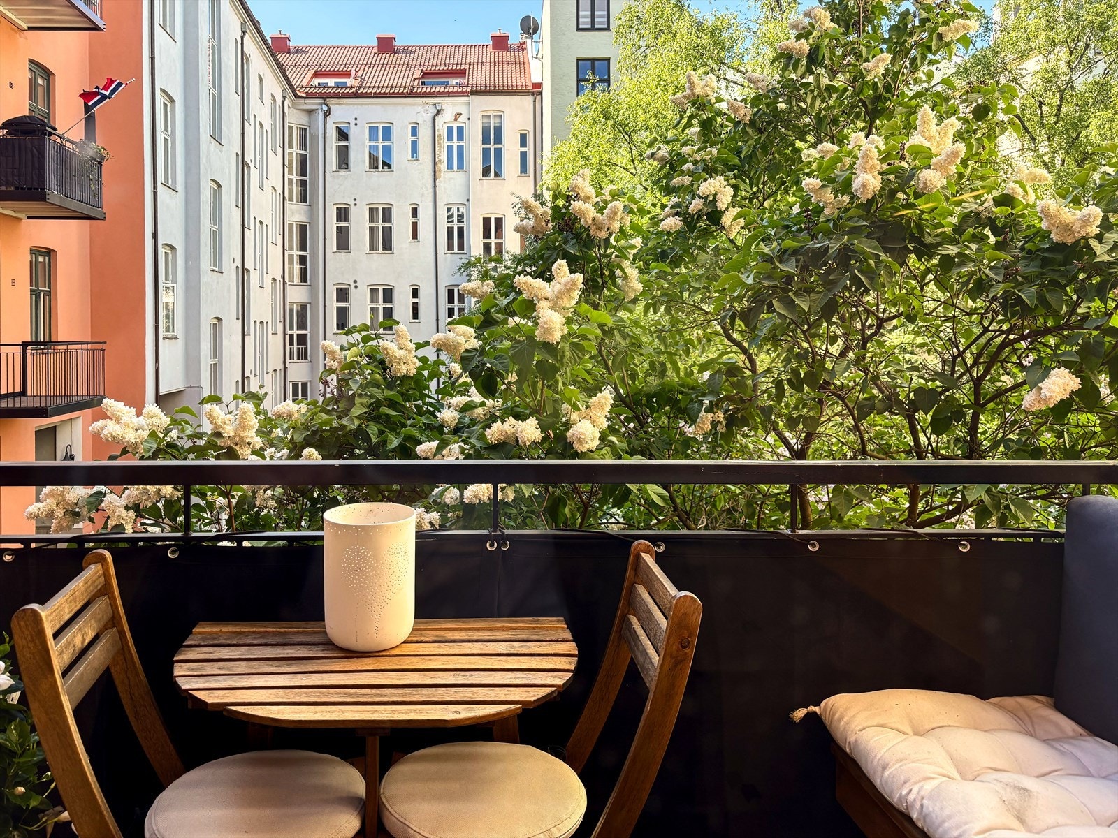 Utenfor balkongen er det et nydelig syrintre. Galleribilde