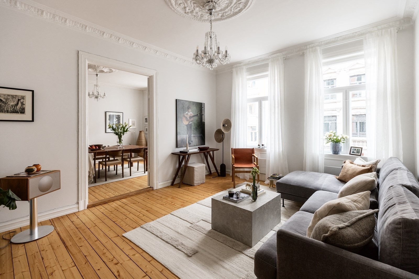 Leiligheten inneholder alle de klassiske detaljene du drømmer om: dobbel fløydør, stukkatur, rosetter, originale tregulv, store vinduer med brede karmer og hele to peisovner. Galleribilde