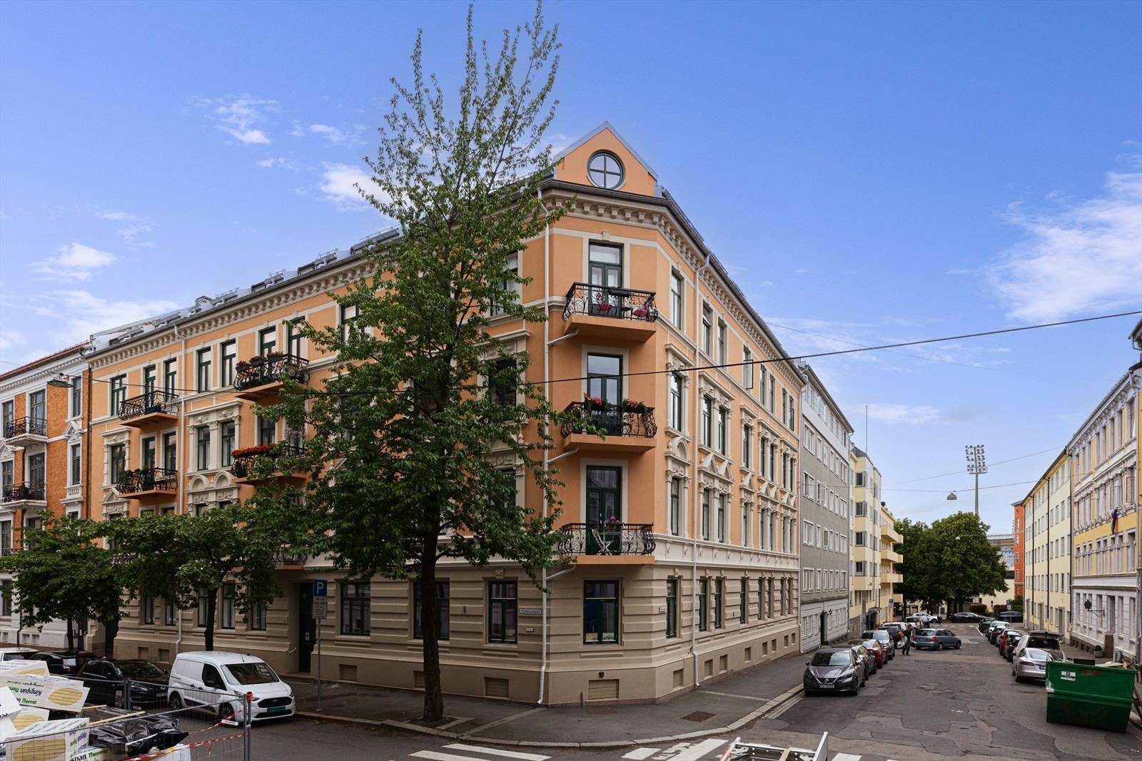 Før vi beveger oss videre inn i leiligheten, er det verdt å nevne den nyrenoverte fasaden. Frydenlundgata er kjent for sine Cherry Blossom trær, og omtales som den hyggeligste gaten i bydelen! Galleribilde
