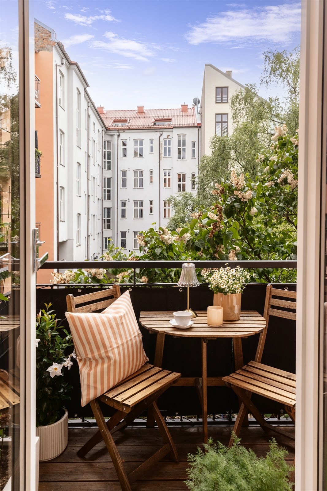 2-fløyet balkongdør fra 2013 som kan åpnes i sin helhet skaper en herlig atmosfære på kjøkkenet. Galleribilde