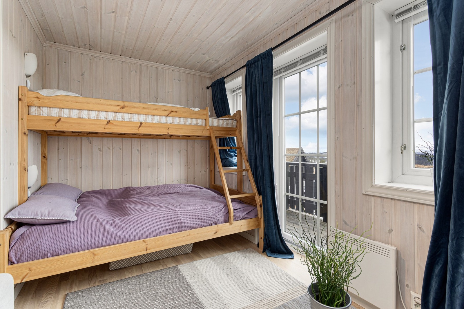 Stue/gjesterom - Rommet har også utgang til balkong med utsikt over alpinbakken og Raulandsfjell Galleribilde