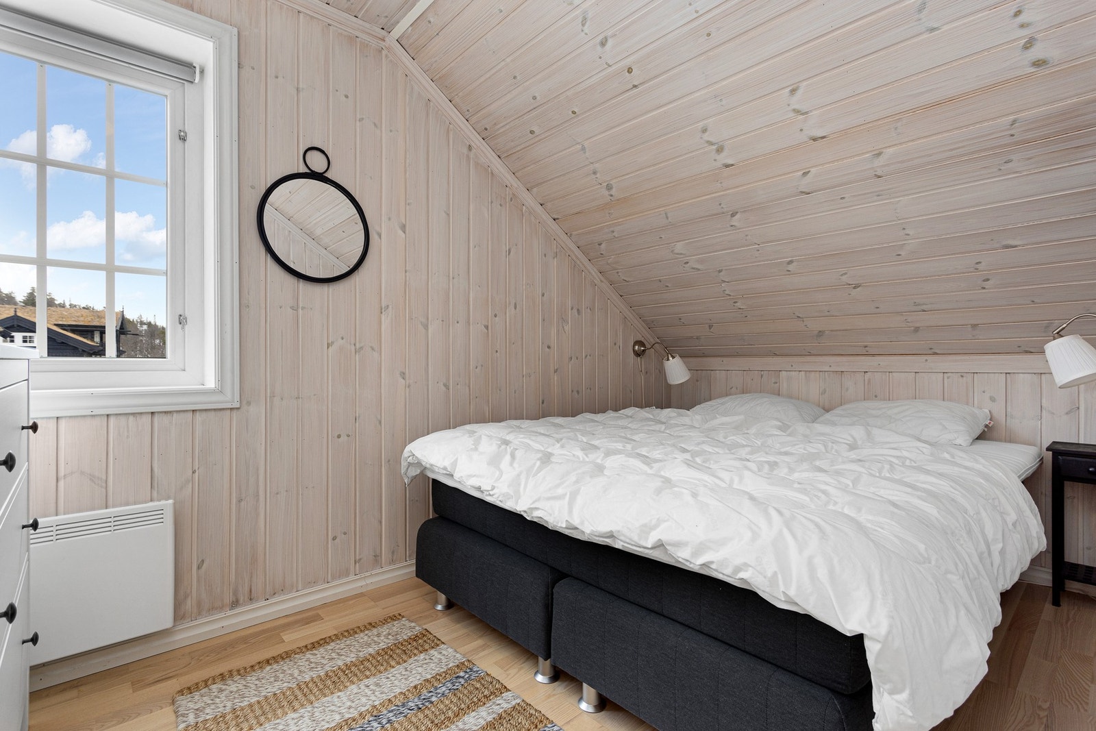 Soverom III innredet med dobbeltseng. Plass til kommode for oppbevaring av tøy. Totalt har hytta 7 faste sengeplasser - 9 inkludert sovesofa Galleribilde