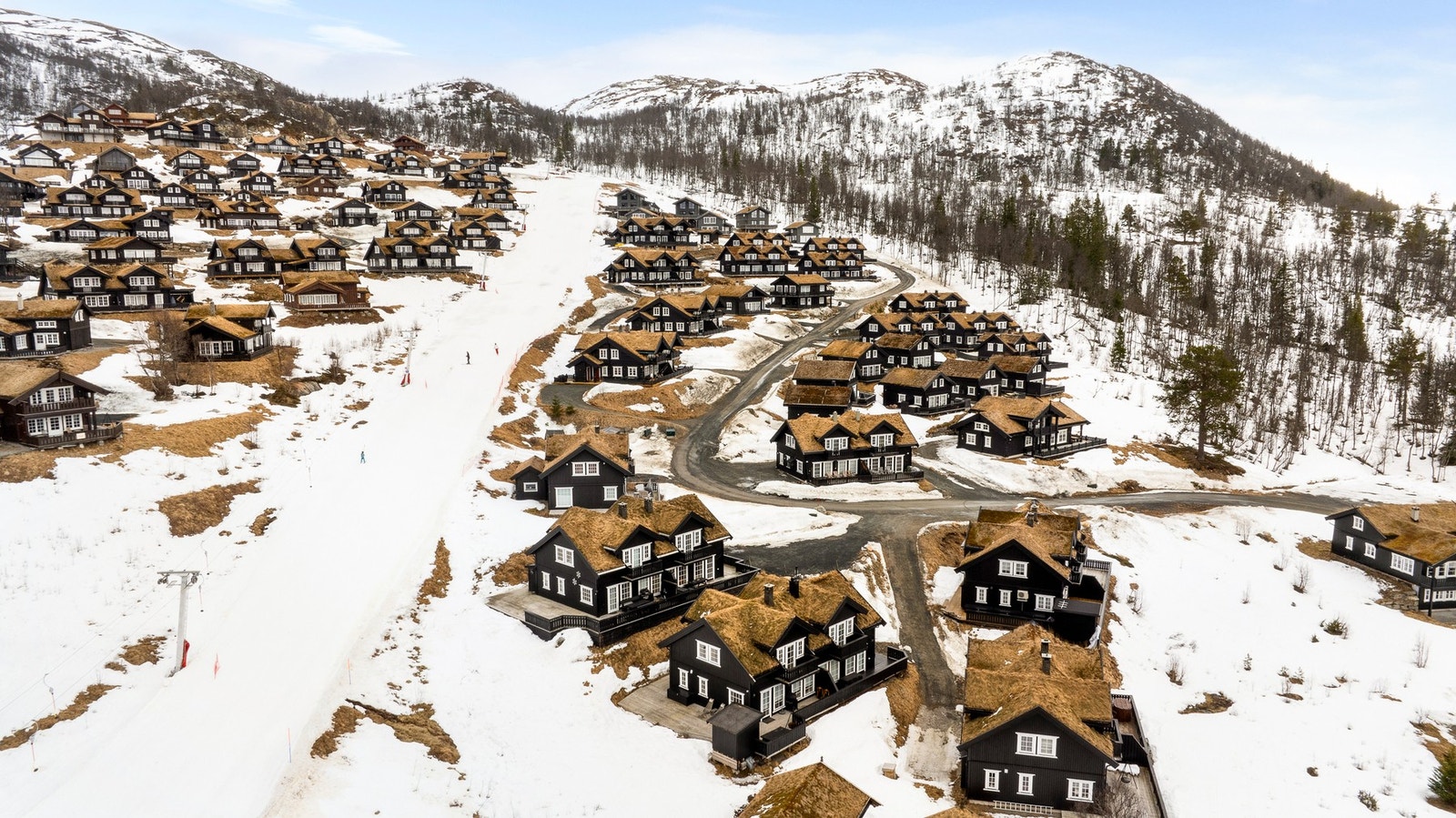 Vinterstid er det bare å spenne på skiene utenfor hyttedøra og skli rett inn i Raulands Skisenter, eller direkte ut i langrennsløyper. Tomten grenser til alpinbakken! Galleribilde