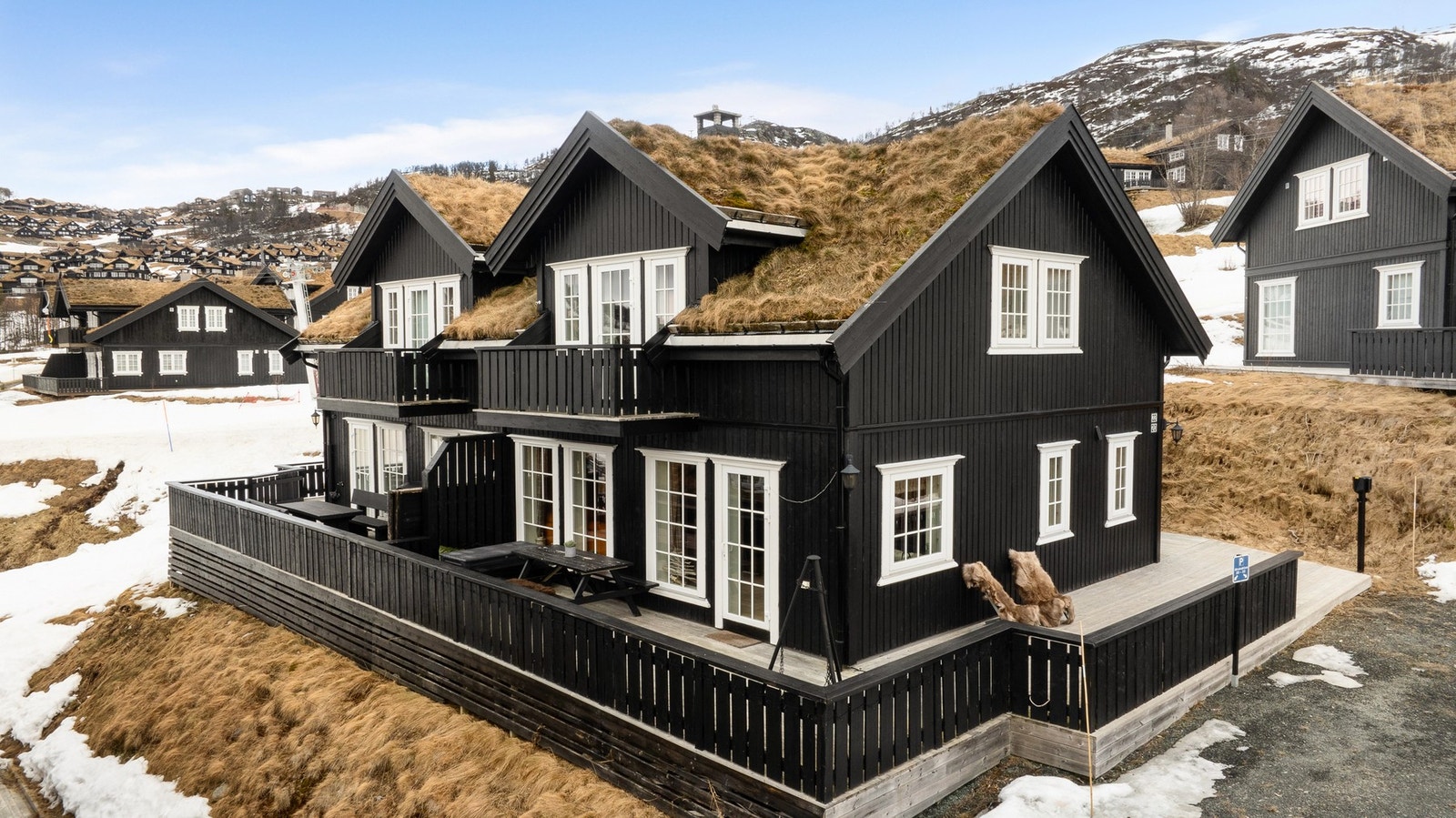 Hytta ligger rett ved alpinbakken og langrennsløyper, har stor terrasse som ivaretar hele solbanen og parkeringsplass med elbil-lader rett utenfor hytteveggen Galleribilde