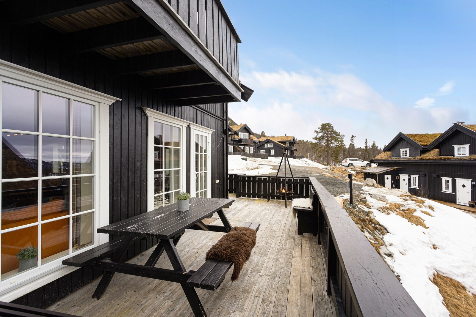 Fra hytta kan man også skli 100 meter i alpinbakken for deretter å trå ut i langrennsløypene Galleribilde