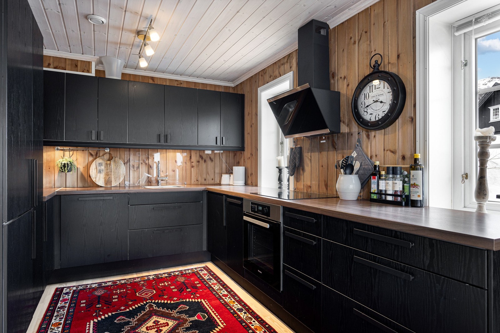 Stilrent og moderne kjøkkeninnredning. Godt med oppbevaringsplass i skuffer og skap, samt god benkeplass Galleribilde