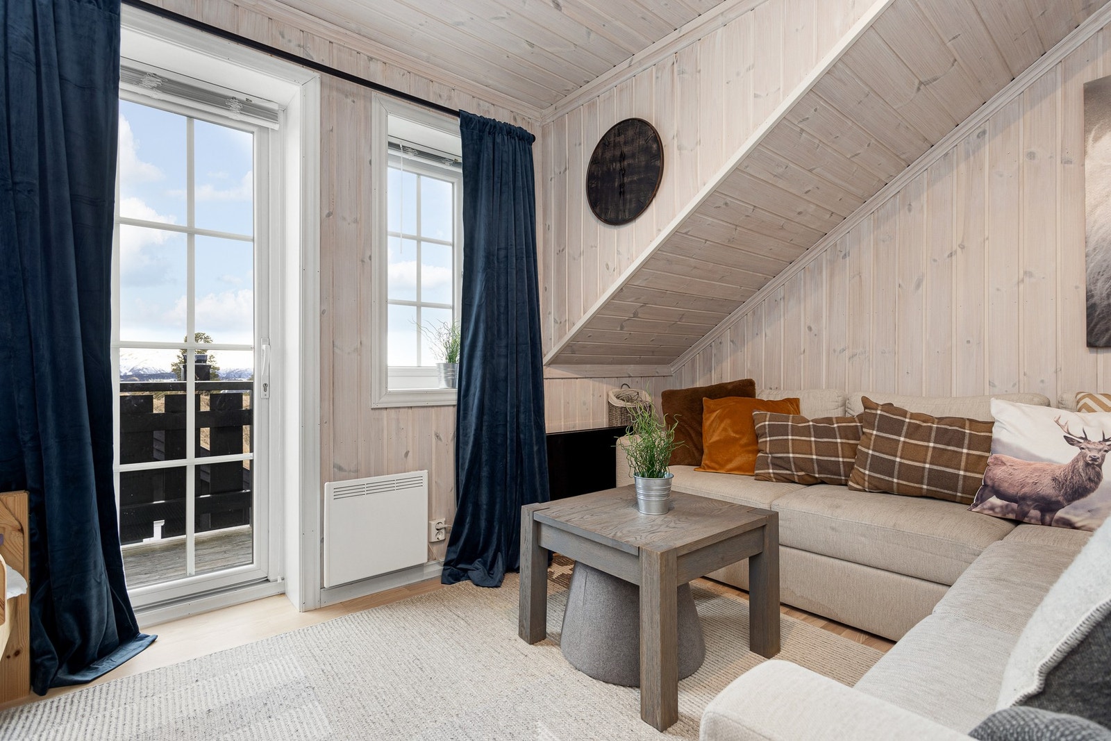 Det største soverommet egner seg godt som kombinert stue/gjesterom. Rommet har plass til både sovesofa, tv, bord og seng Galleribilde