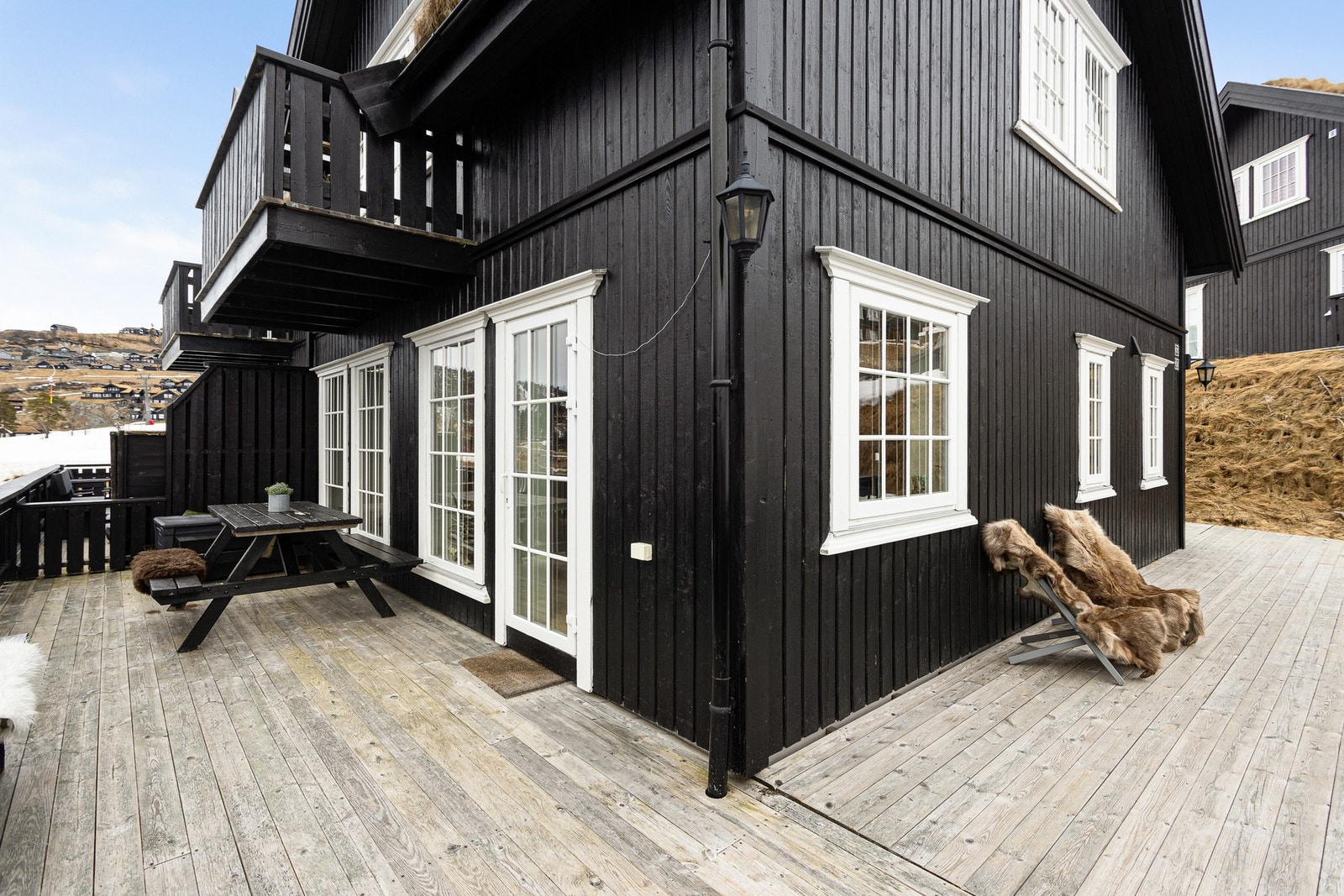 Hytta ligger vestvendt og har terrasser fra øst til vest med gode solforhold. Rett ved hytta, ca. 200 meter unna går den preparerte langrennsløypa Galleribilde