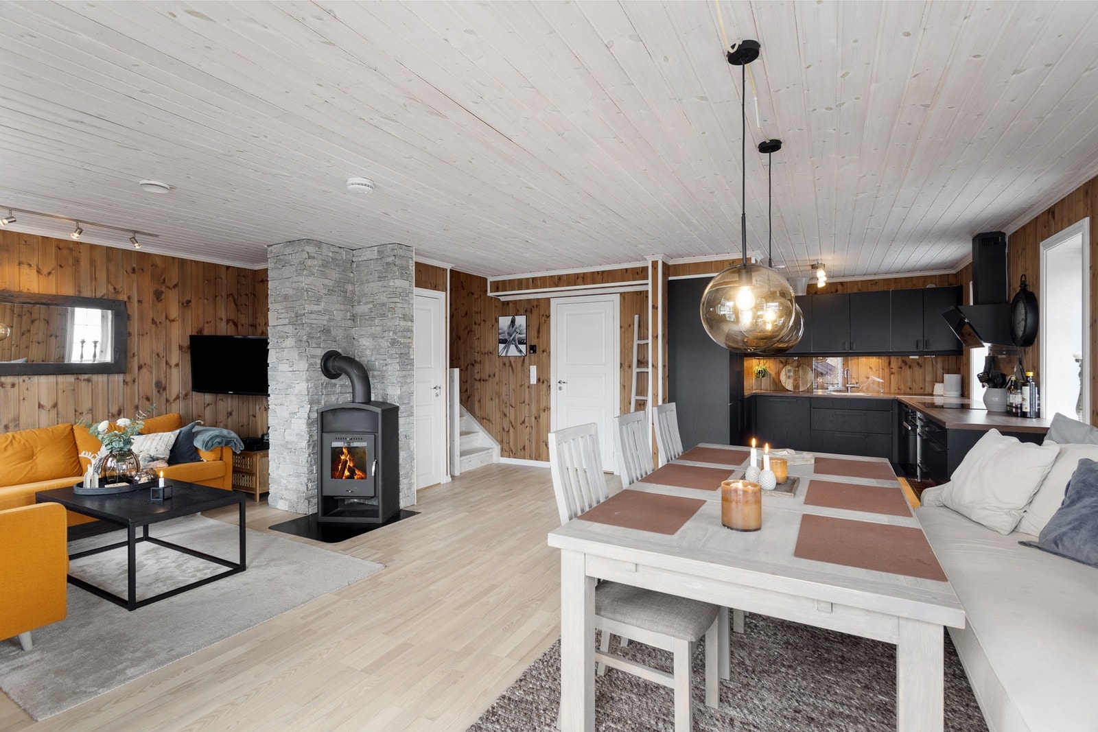 Hyggelig peisovn og lune, interiørbeisede vegger. Galleribilde