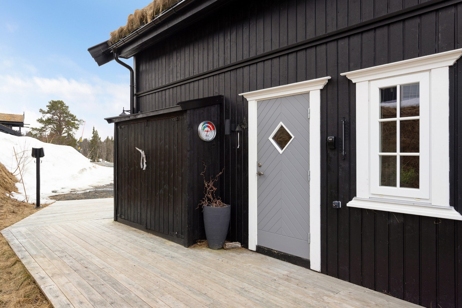 Parkeringsplass rett utenfor hyttevegg. Praktisk utvendig bod ved inngangspartiet. Velkommen inn! Galleribilde