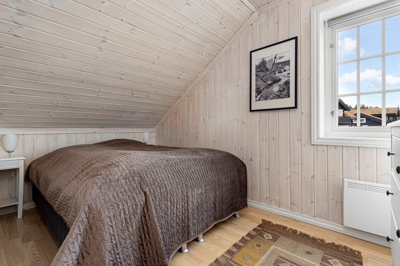 Soverom II innredet med dobbeltseng. Plass til kommode for oppbevaring av tøy. Galleribilde