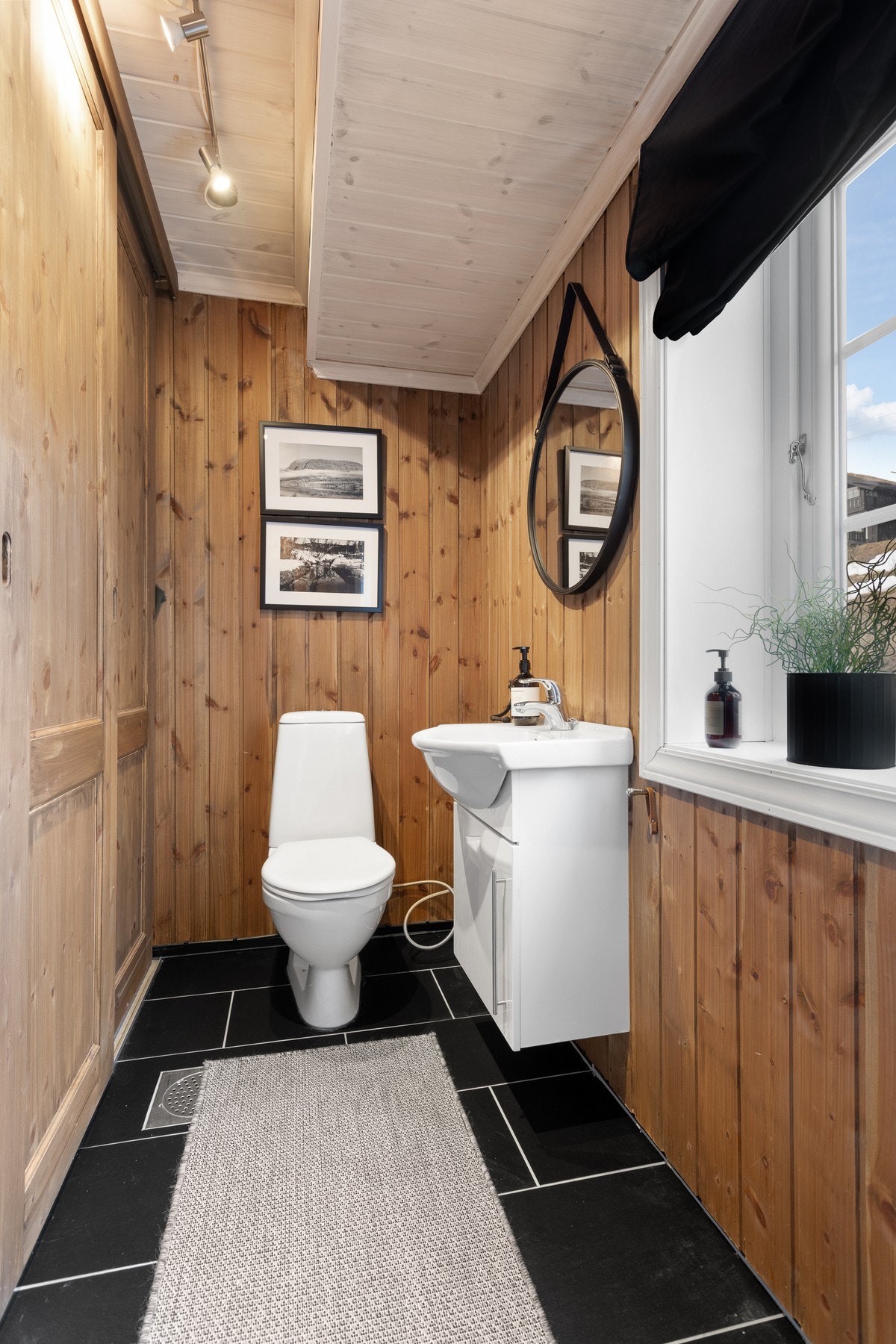 Toalettrom innenfor entréen. Flislagt gulv med gulvvarme. Skyvedørsgarderobe for ekstra god oppbevaring av yttertøy. Galleribilde