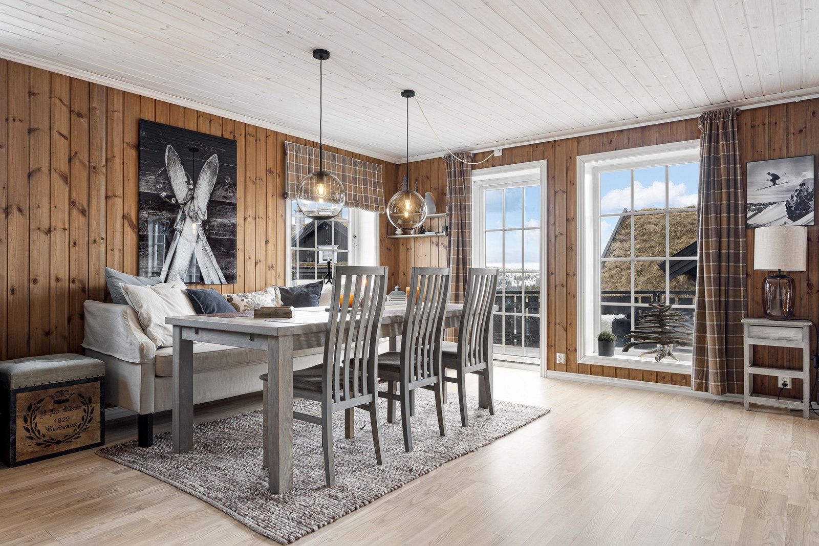 God plass til møblering av spisegruppe. Fra stue/spisestue er det direkte adkomst ut til en solrik terrasse Galleribilde