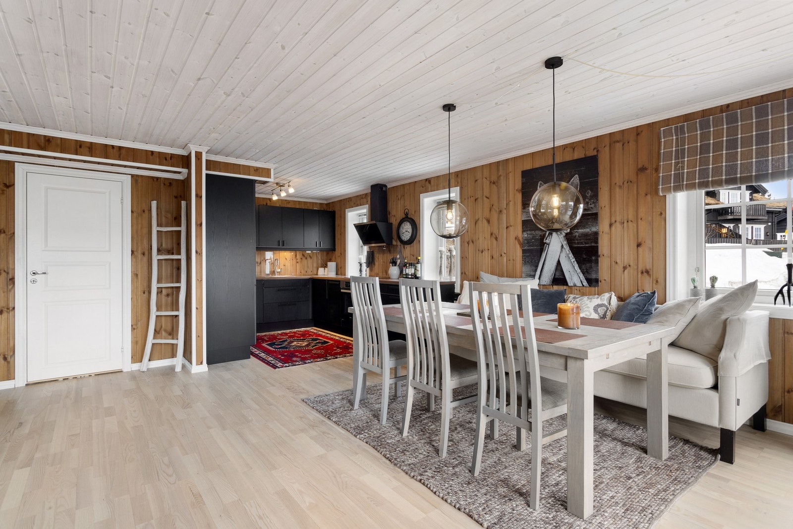 Svært hyggelig stue og kjøkken i åpen løsning. Delikate farge- og materialvalg. Store vindusflater bringer inn naturlig dagslys. Galleribilde