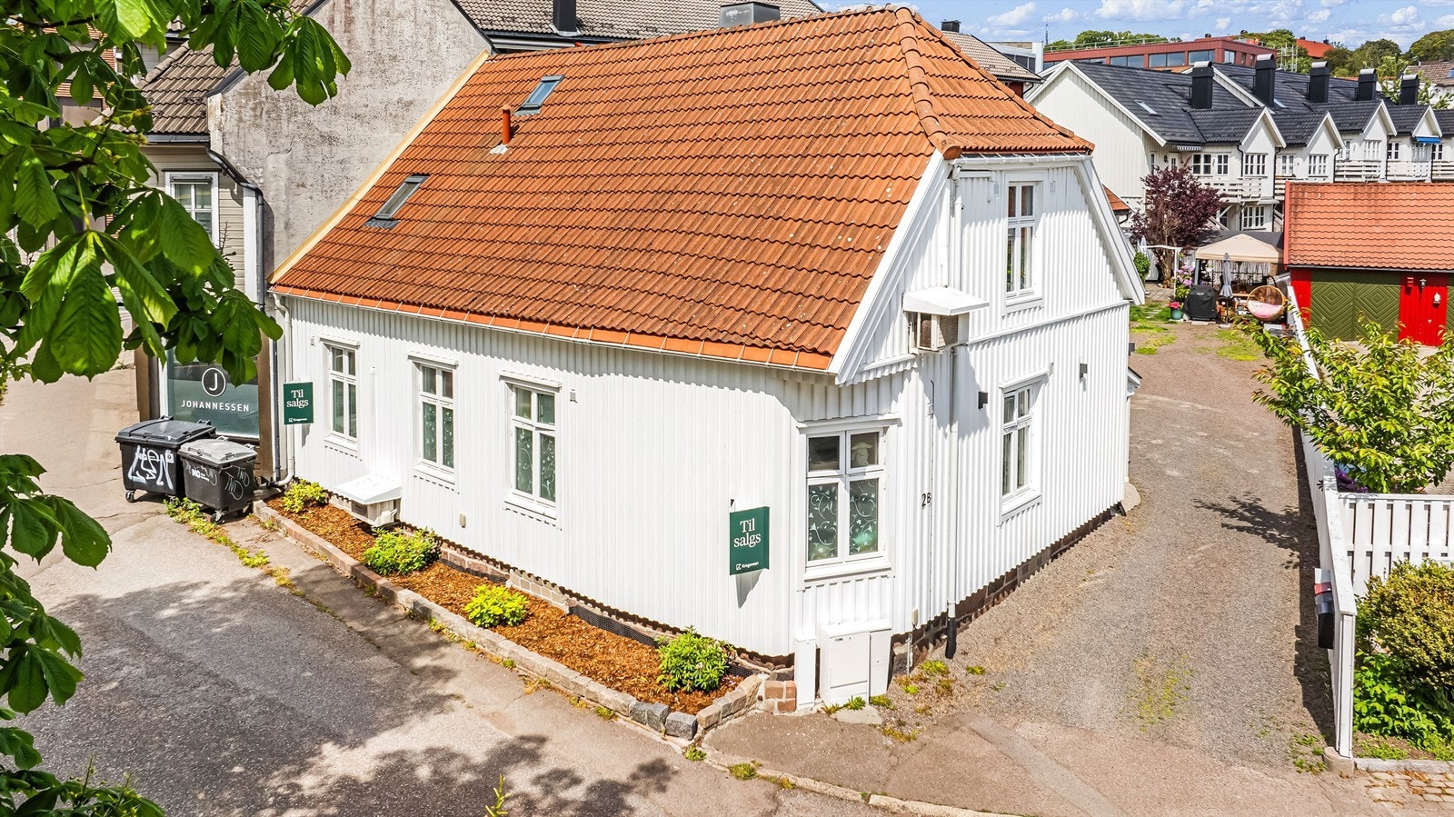 Tomannsboligen er et klassisk, koselig trehus i sentrum fra rundt år. 1850. Galleribilde