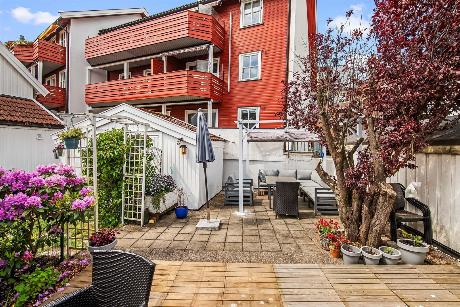 Innerst på tomten er det etablert hyggelige uteplasser for sameiets beboere. Galleribilde