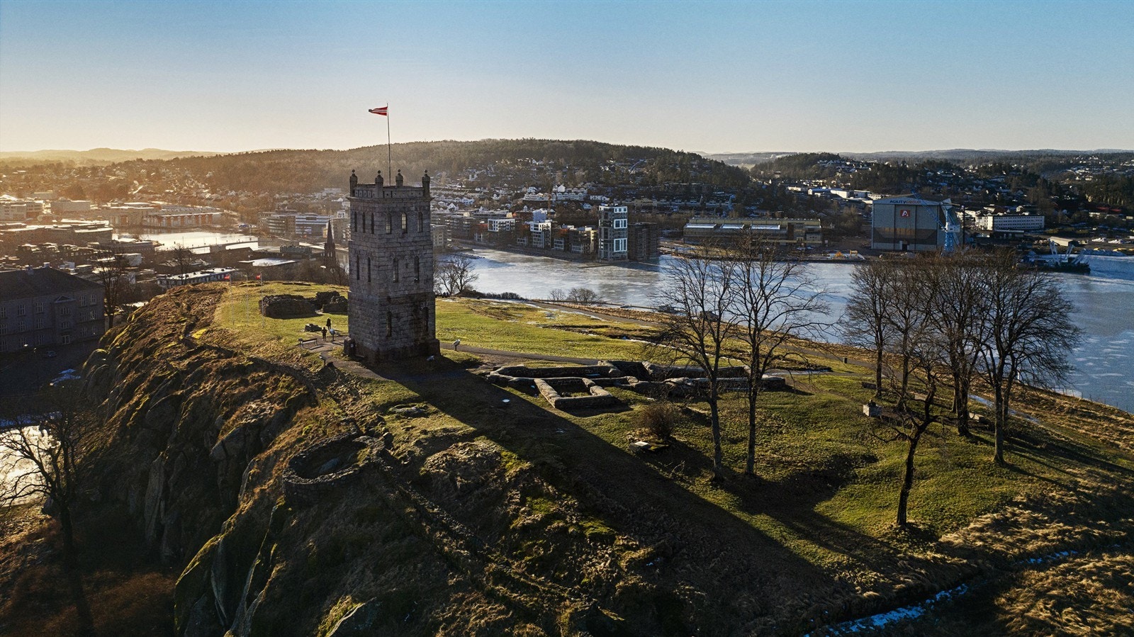 Slottsfjell er et obligatorisk turmål for å skue ut over byen. Galleribilde