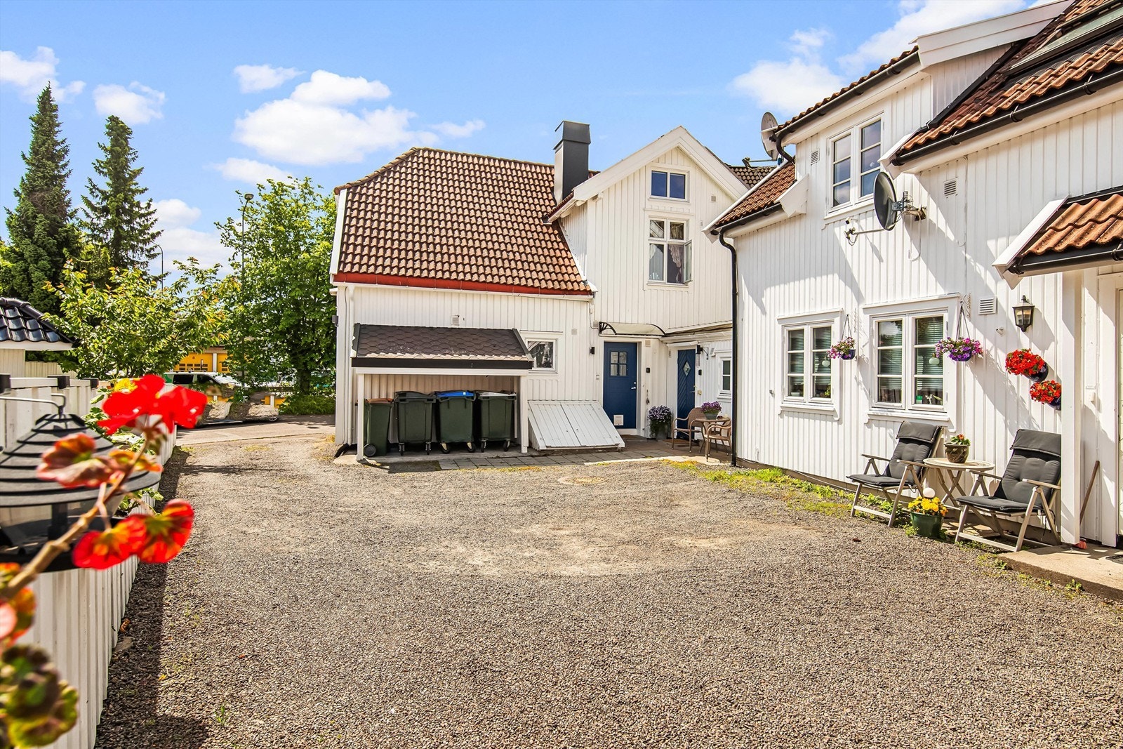 Sameiet består av tre seksjoner. Hvor tomannsboligen er snr. 1. Gårdsplassen er gruset, med innslag av heller ved inngangspartiene til både 1. og 2. etasje. Galleribilde