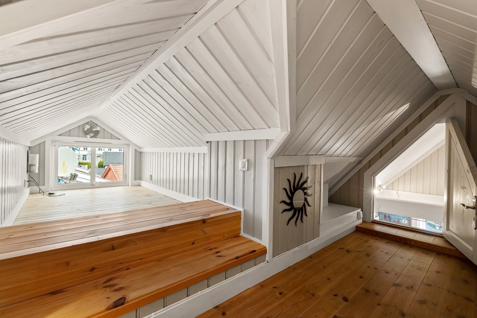Fra stuen har man dette loftet, perfekt til oppbevaring. Galleribilde
