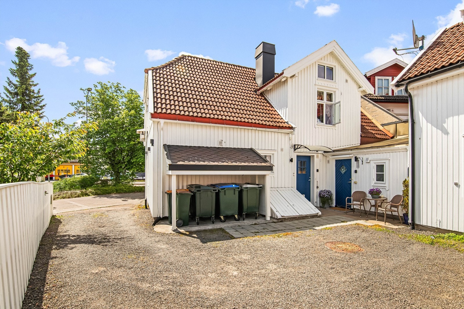 Boligen ligger innerst i en blindvei, med en skjermet og koselig tomt - like ved sentrumskjernen! Galleribilde