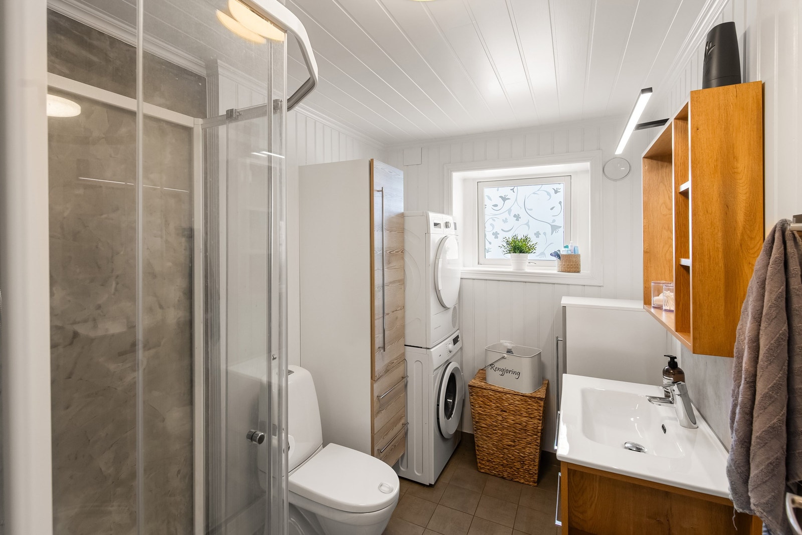 Badet er fra rundt år 2002, hvor innredning, kabinett, toalett og overflater er oppgradert i 2021. Galleribilde