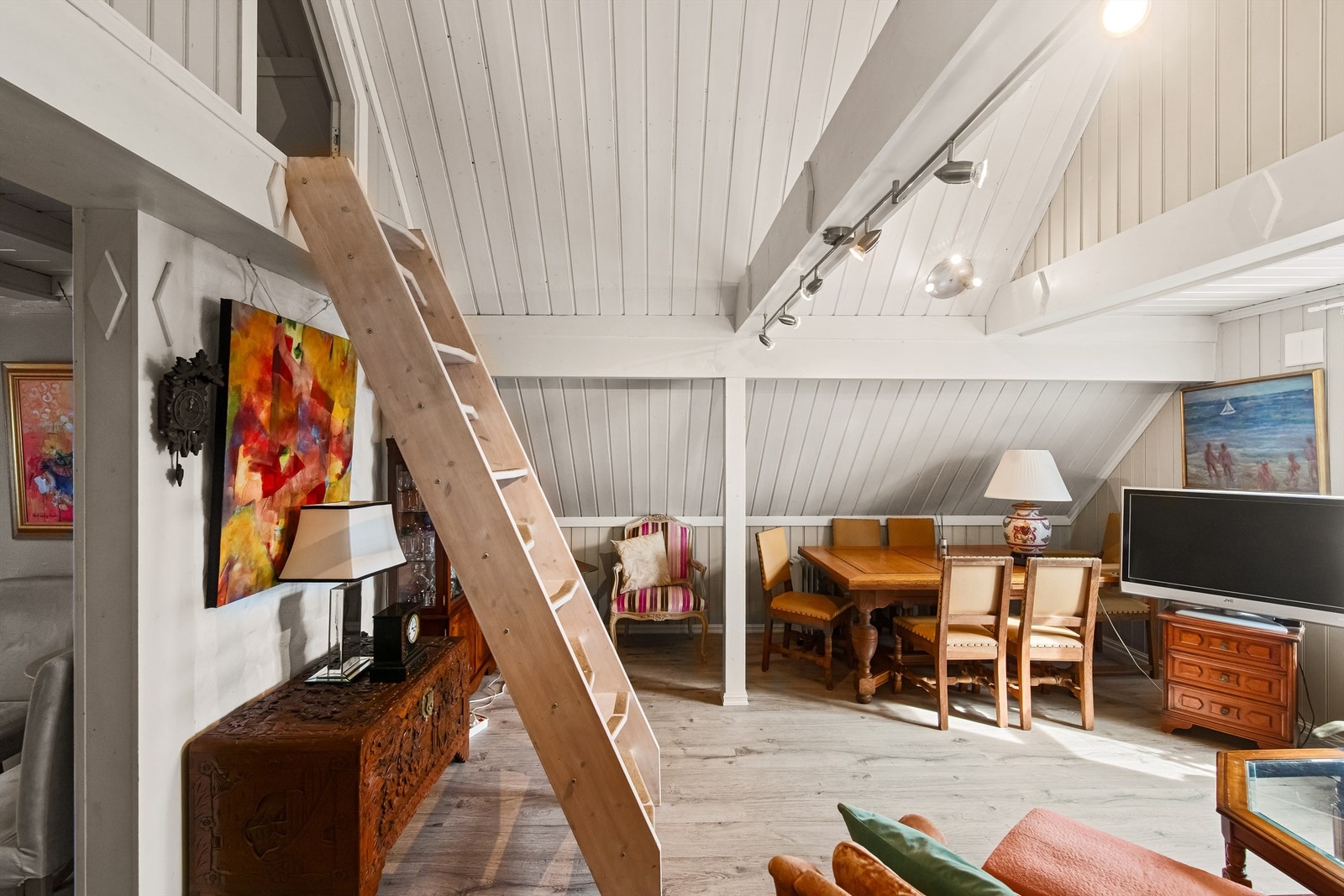 Stuen er romslig og det er plass til både sofakrok og spisebord. Galleribilde