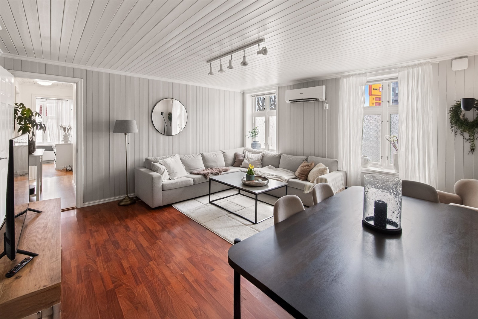 Fra stuen har man en liten gang inn mot soverommene og badet. Galleribilde