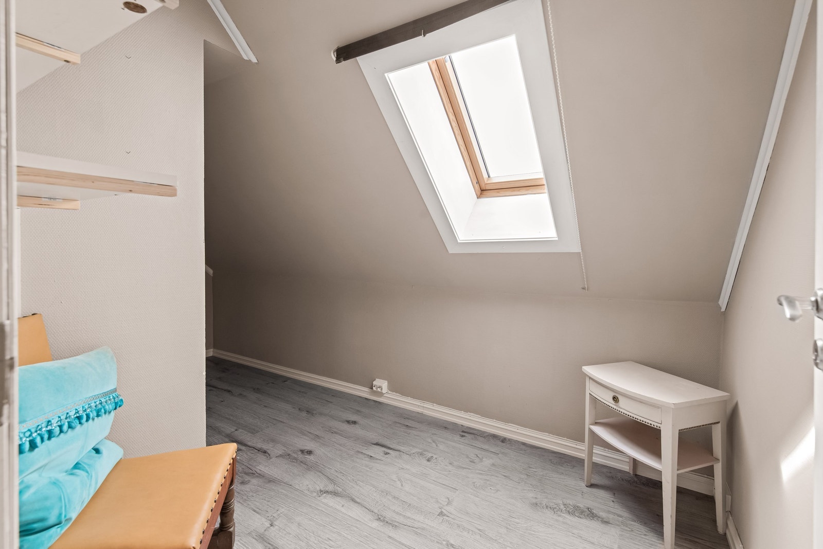 Soverom 2 - rommet er i tegninger om bruksendring til boligformål av 2.etasje tegnet inn som soverom, men i matrikkelen i kommunen er etasjen registrert med kun 1 soverom. Galleribilde