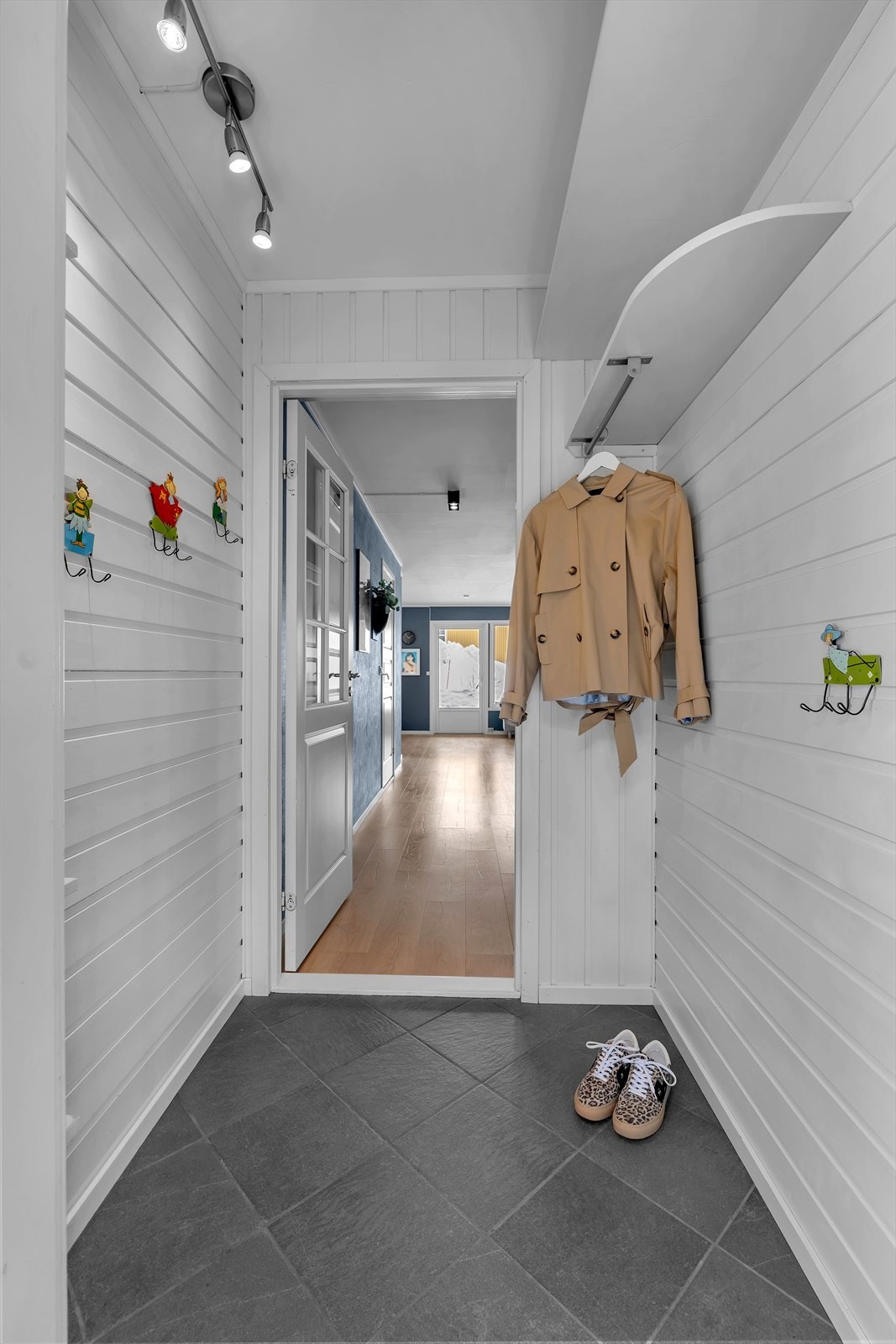 Flislagt gulv i gang Galleribilde