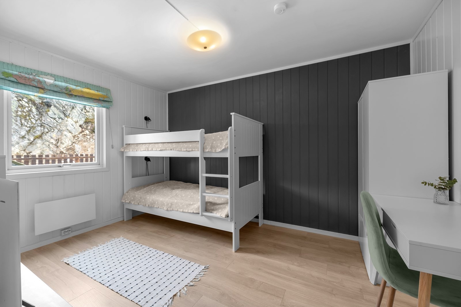 Soverom nr 2 passer perfekt som barnerom, gjesterom eller kontor Galleribilde