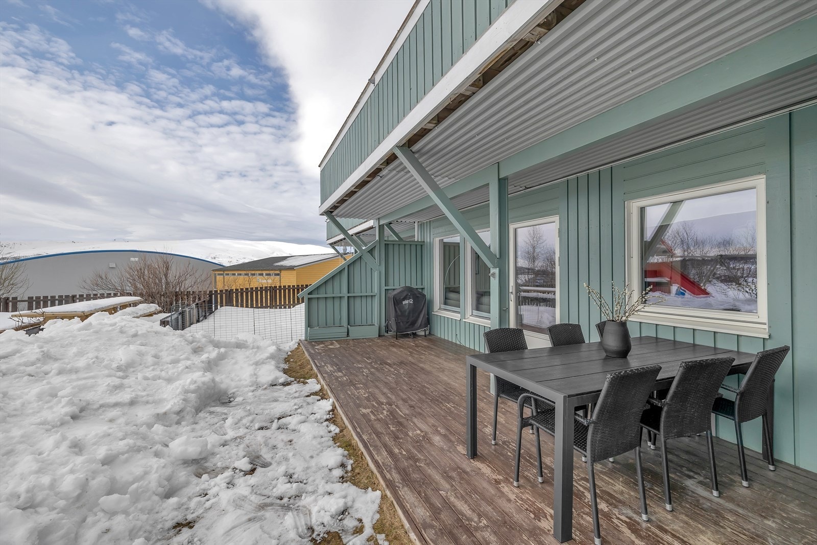 Sørvendt terrasse med svært gode solforhold Galleribilde