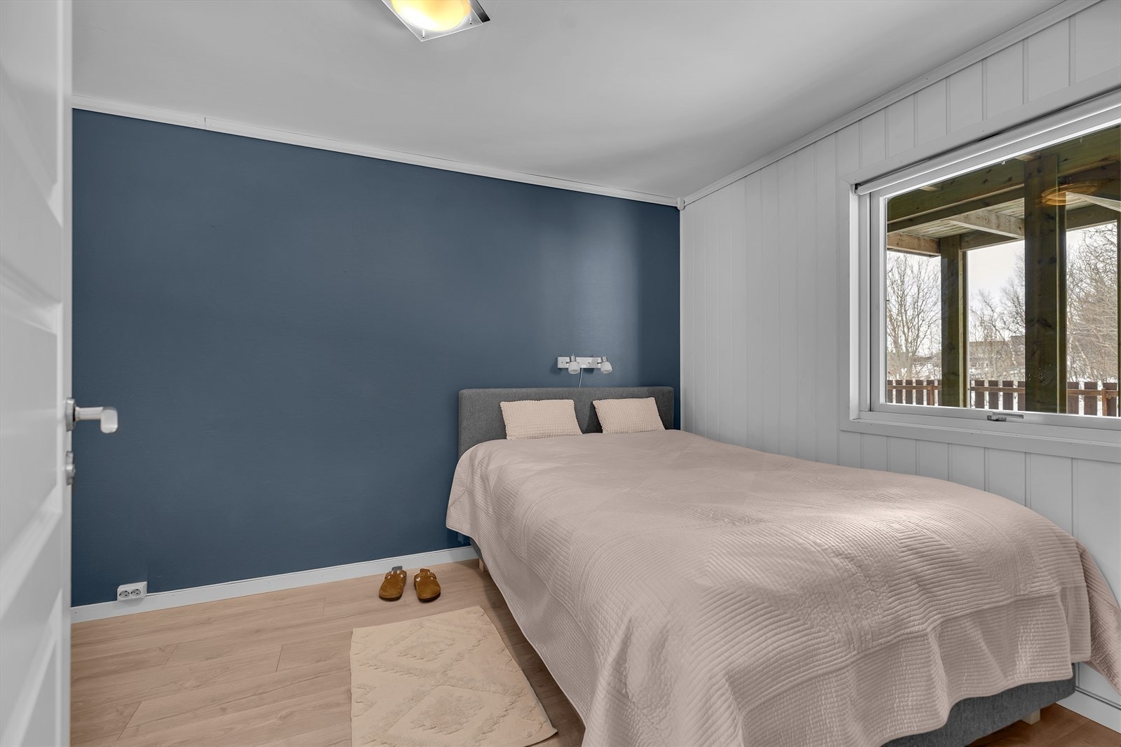 Romslig hovedsoverom med god plass til dobbeltseng Galleribilde