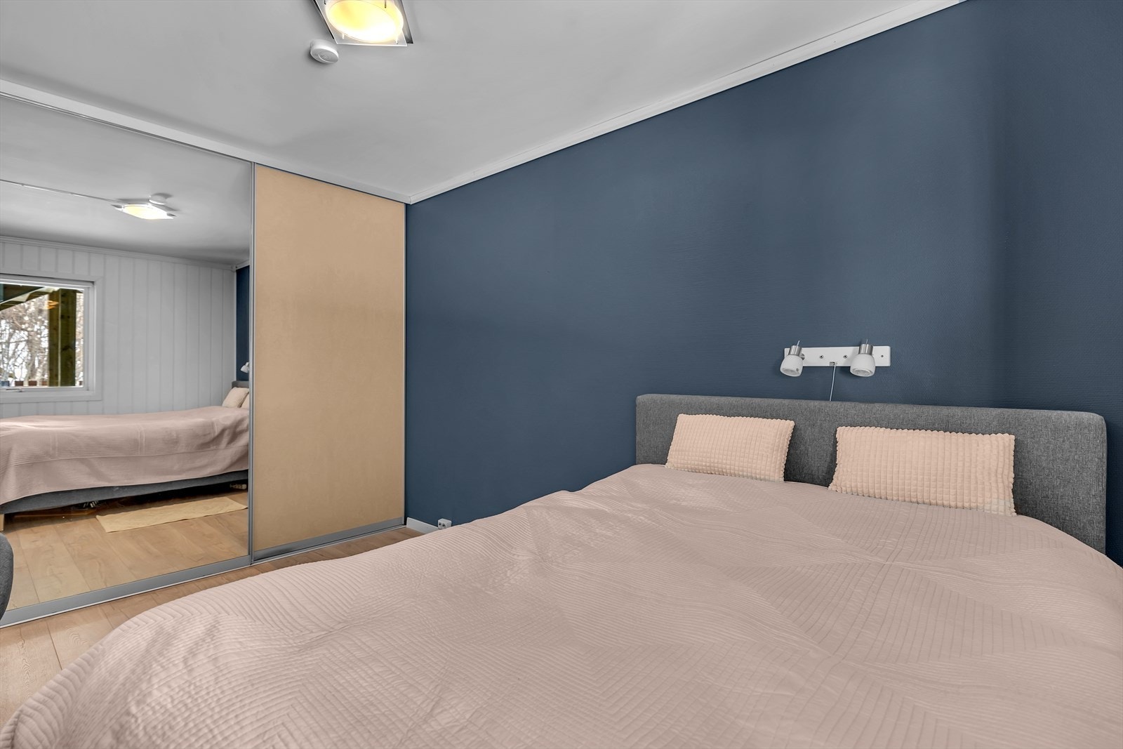 Praktisk skyvedørsgarderobe Galleribilde